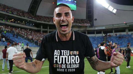 Thiago Galhardo após o jogo que garantiu o acesso do Santa Cruz à Série C de 2026