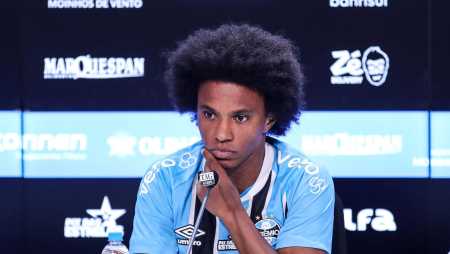 Willian foi apresentado pelo Grêmio nesta terça-feira (9)