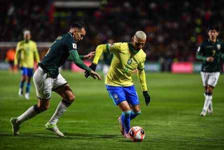 Richarlison disputa a bola no jogo com a Bolívia, nesta terça-feira (9), pelas Eliminatórias