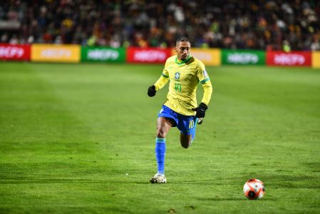 Raphinha em ação pela Seleção Brasileira, no jogo contra a Bolívia, nesta terça-feira (9)