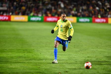 Raphinha em ação pela Seleção Brasileira, no jogo contra a Bolívia, nesta terça-feira (9)