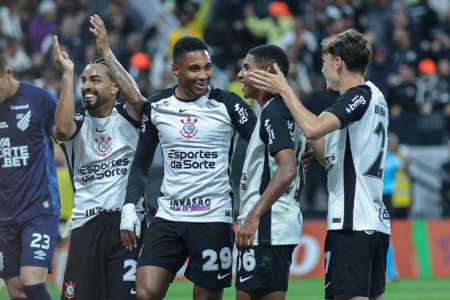 Time do Corinthians celebra gol diante do Athletico-PR