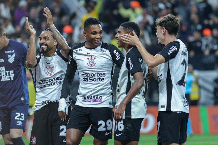 Time do Corinthians celebra gol diante do Athletico-PR