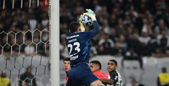 Goleiro Santos sofreu dois gols para o Corinthians na derrota do Athletico-PR
