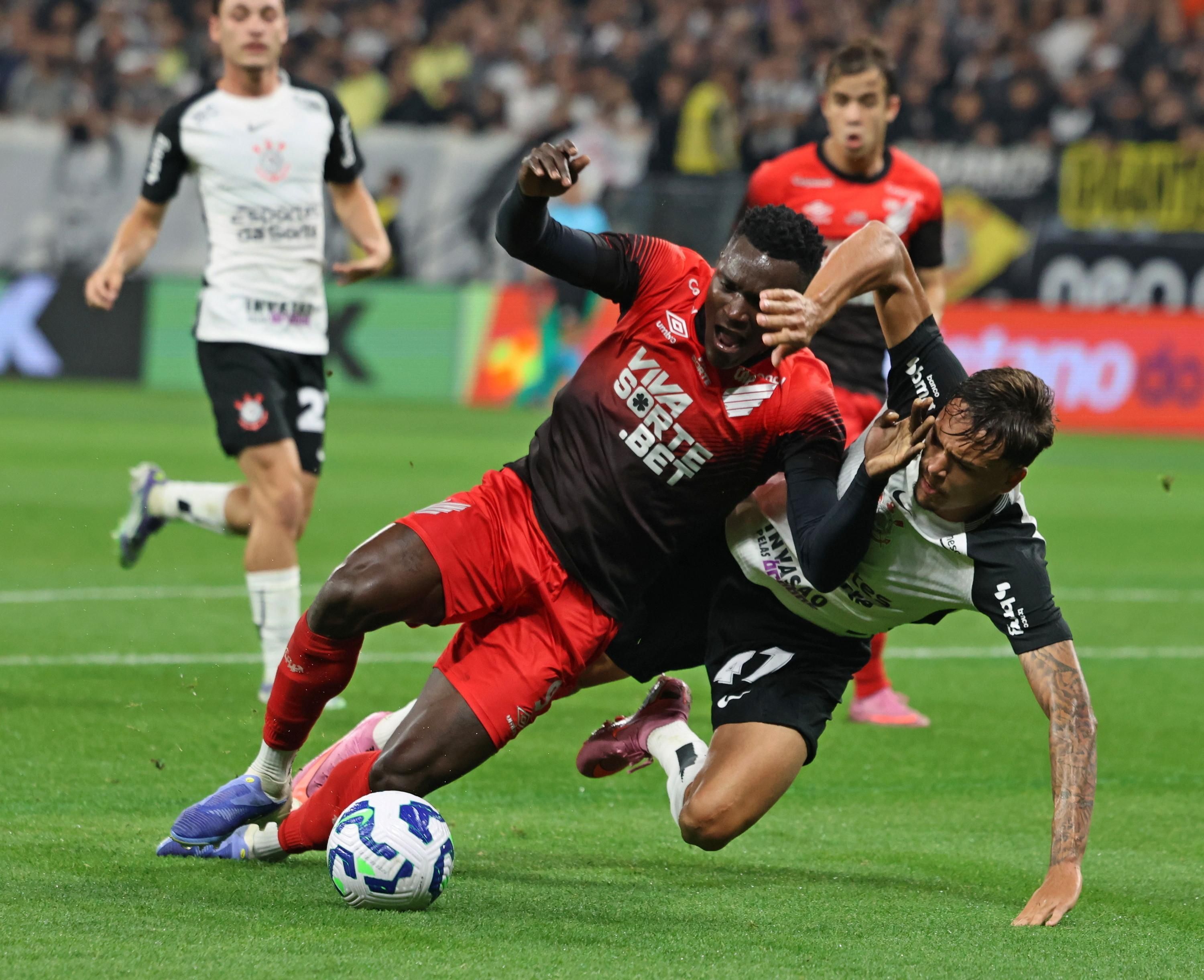 Jornalista se revolta em classificação do Corinthians: 'Dá a merda do troféu para eles'
