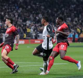 Corinthians venceu o Athletico-PR na Neo Química Arena, em São Paulo