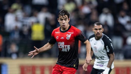 Dudu Kogitzki foi titular do Athletico-PR contra o Corinthians