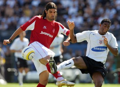 Fernandão, do Inter, e Betão, do Corinthians, em confronto direto pelo Brasileirão 2005