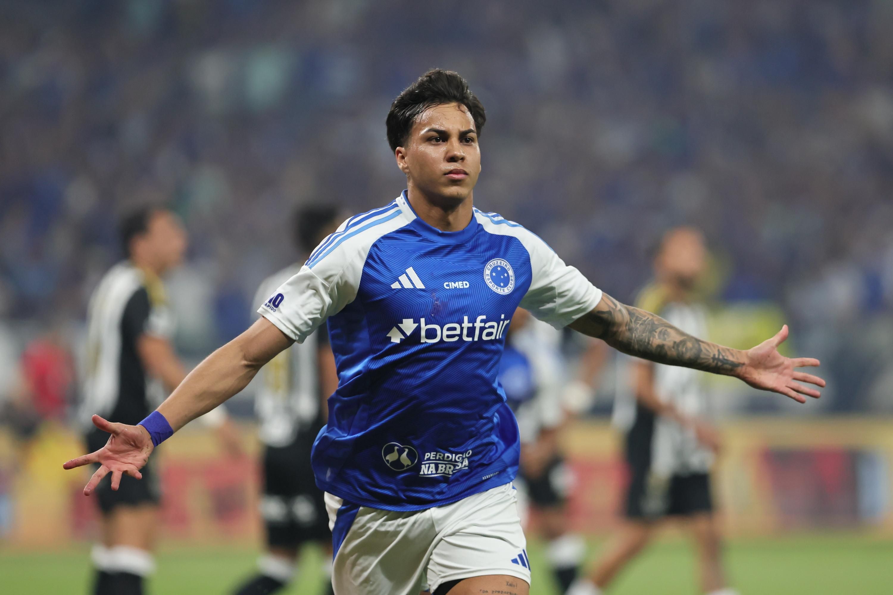 Jogador do Cruzeiro supera Lewa e está entre os 15 melhores finalizadores do mundo