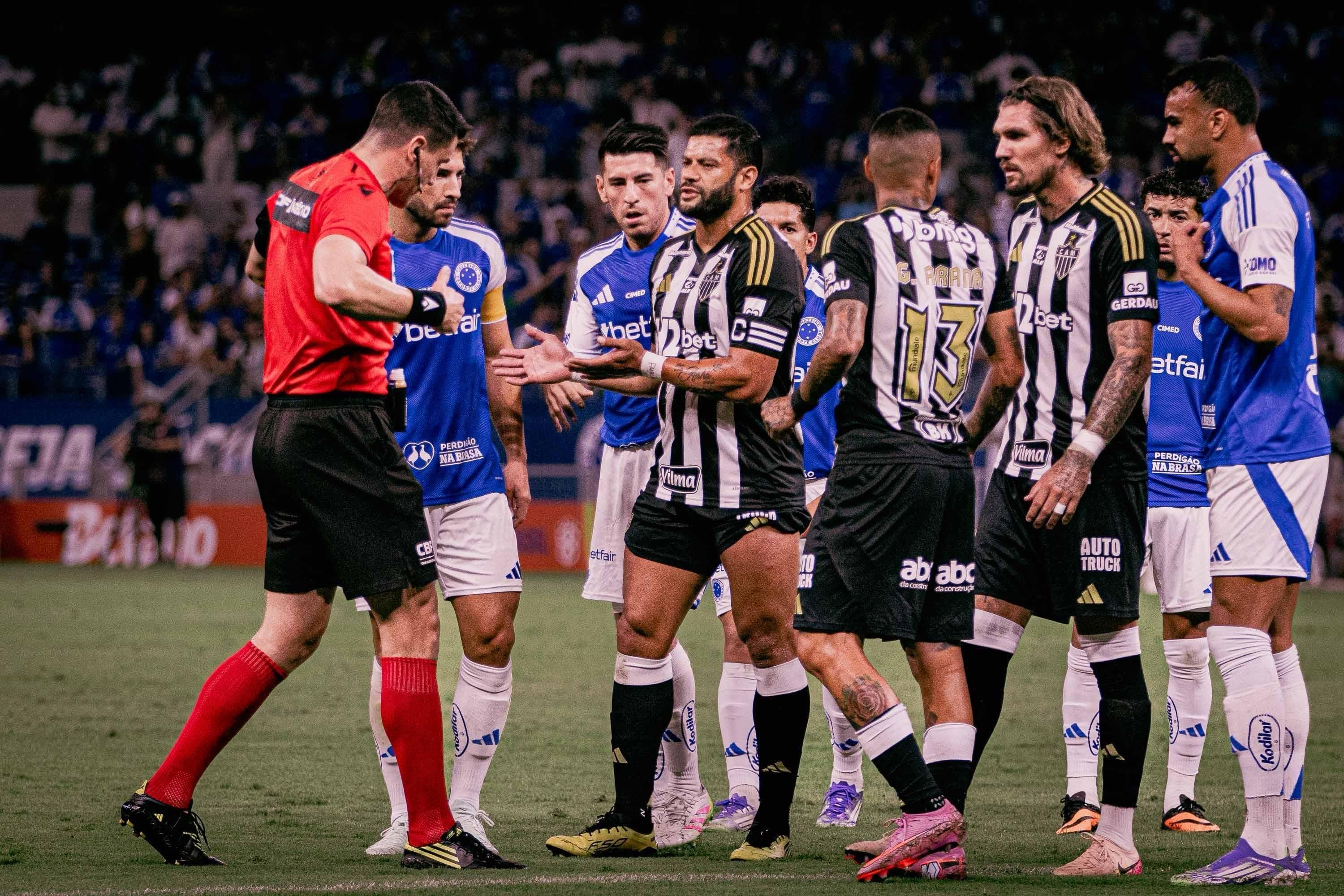 Cruzeiro x Atlético: súmula registra arremesso de galo em campo e gritos homofóbicos