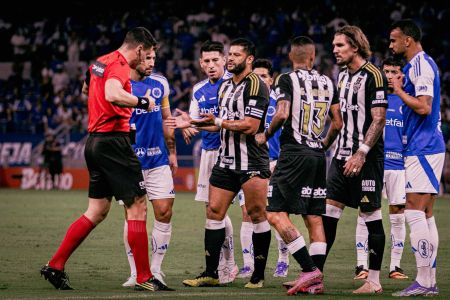 O árbitro Rafael Klein relatou arremesso de objetos ao gramado e cantos homofóbicos na súmula divulgada pela CBF