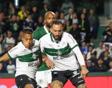 Rodrigo Rodrigues quase abriu o placar para o Coritiba contra o Goiás, antes de deixar o campo machucado