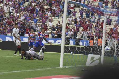 Bruno Pacheco, do Fortaleza, comemora gol marcado diante do Vitória, neste sábado (13)