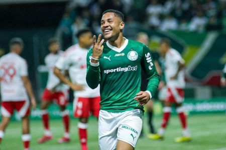 Vitor Roque fez três gols no duelo entre Palmeiras e Internacional
