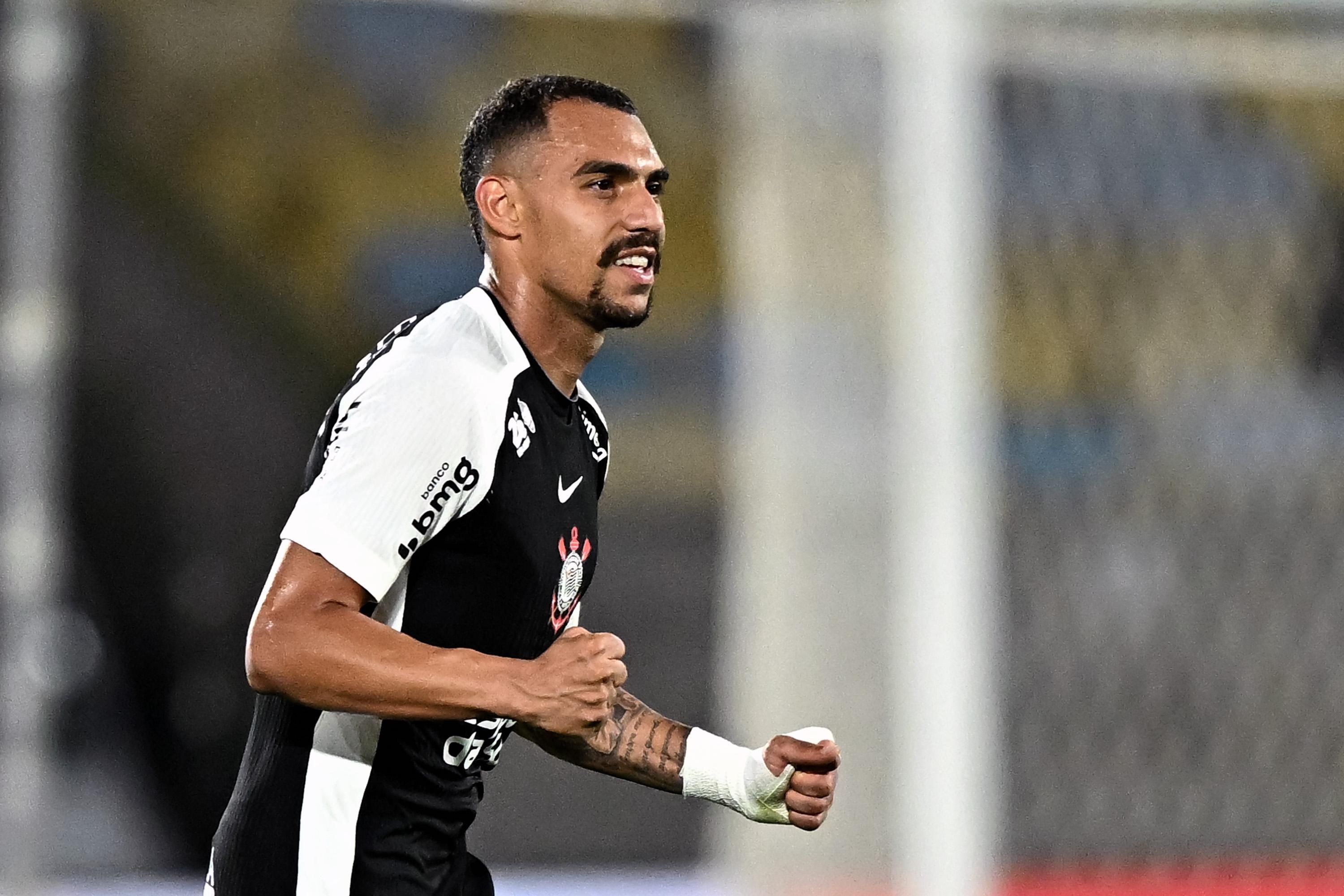 Corinthians vence Fluminense pelo Brasileiro e sobe na classificação