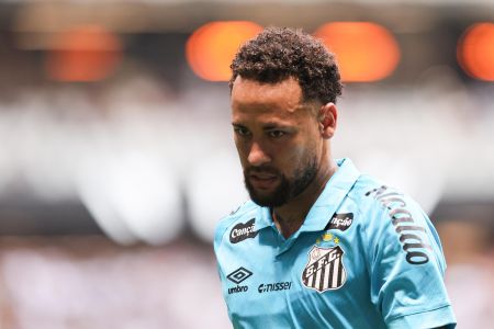 Neymar durante jogo entre Atlético e Santos na Arena MRV