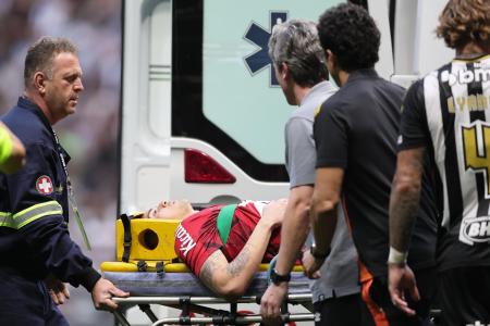 Gabriel Brazao, goleiro do Santos, se precisou deixar o campo aos 19 minutos do segundo tempo, após joelhada.