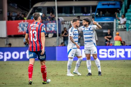 Jogadores de Bahia e Cruzeiro em jogo pelo Campeonato Brasileiro