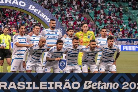 Elenco do Cruzeiro perfilado antes da partida contra o Bahia, nesta segunda-feira (15)