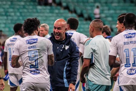 Gabigol e Leonardo Jardim comemoram gol marcado contra o Bahia