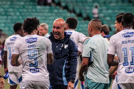 Gabigol e Leonardo Jardim comemoram gol marcado contra o Bahia
