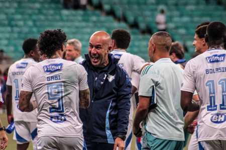 Gabigol e Leonardo Jardim comemoram gol marcado contra o Bahia