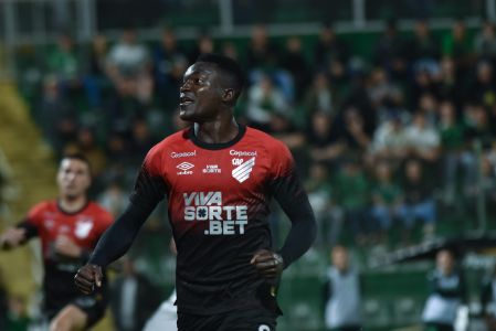 Kevin Viveros marcou dois gols e foi o nome do Athletico-PR contra a Chapecoense