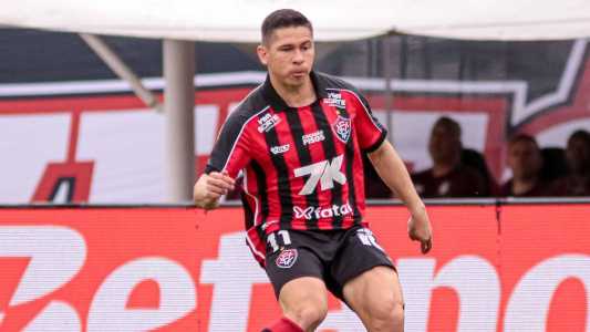 Osvaldo em ação pelo Vitória contra o Fluminense, pelo Campeonato Brasileiro