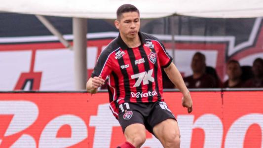 Osvaldo em ação pelo Vitória contra o Fluminense, pelo Campeonato Brasileiro