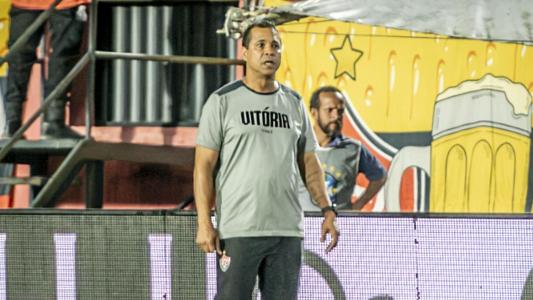 Técnico Rodrigo Chagas, do Vitória, durante partida contra o Fluminense