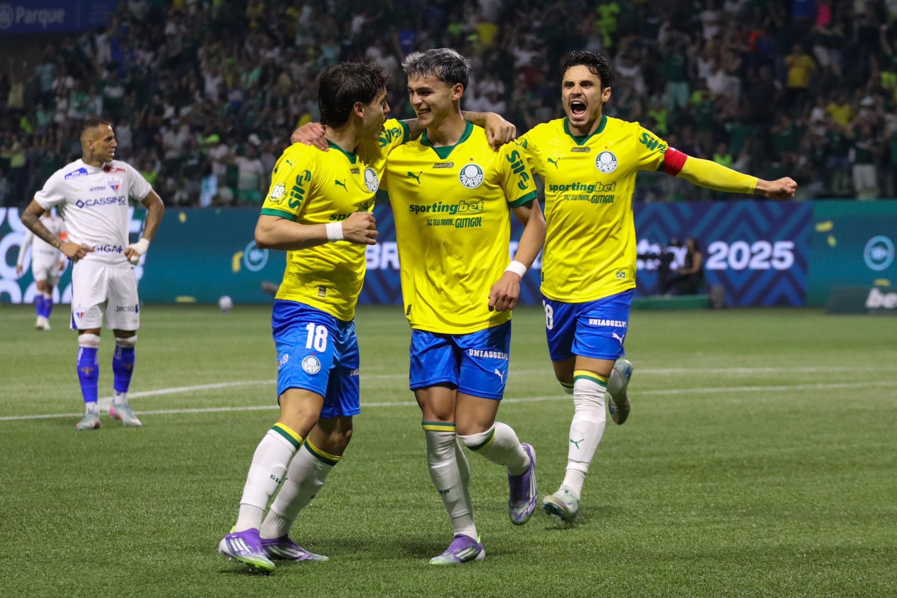 Palmeiras domina, goleia o Fortaleza e reassume vice-liderança do Brasileirão