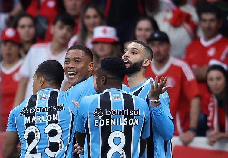 Grêmio vira, bate Inter em pleno Beira-Rio e ultrapassa arquirrival no Brasileiro