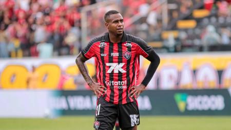 Dudu, volante do Vitória, antes de ser expulso contra o Fluminense