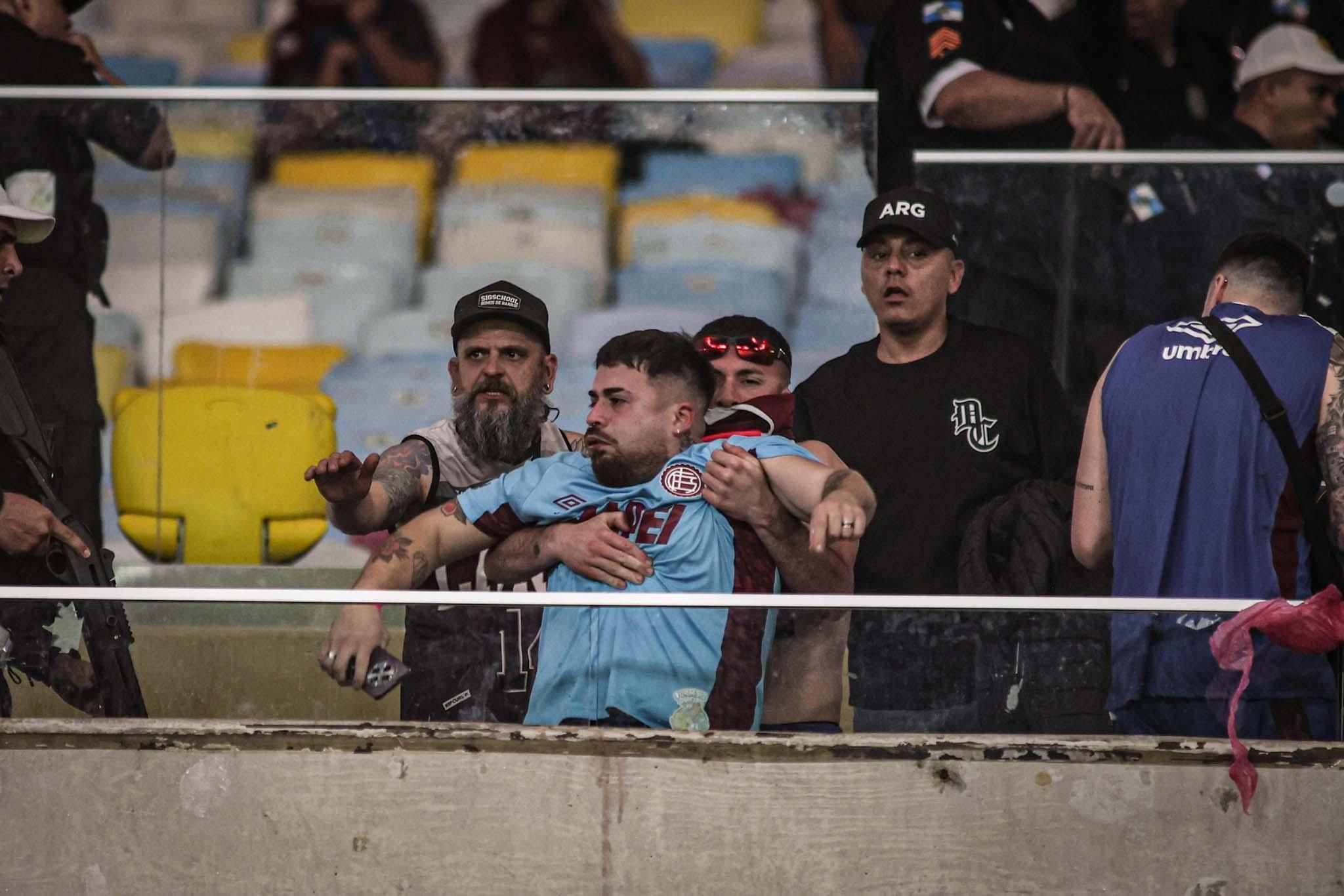 Fluminense x Lanús: briga na torcida do time argentino atrasa reinício do jogo