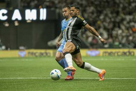 Hulk disputa bola com o jogador do Bolívar