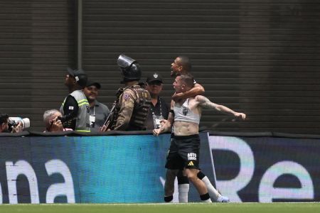 Bernard comemora gol da classificação do Atlético na Copa Sul-Americana