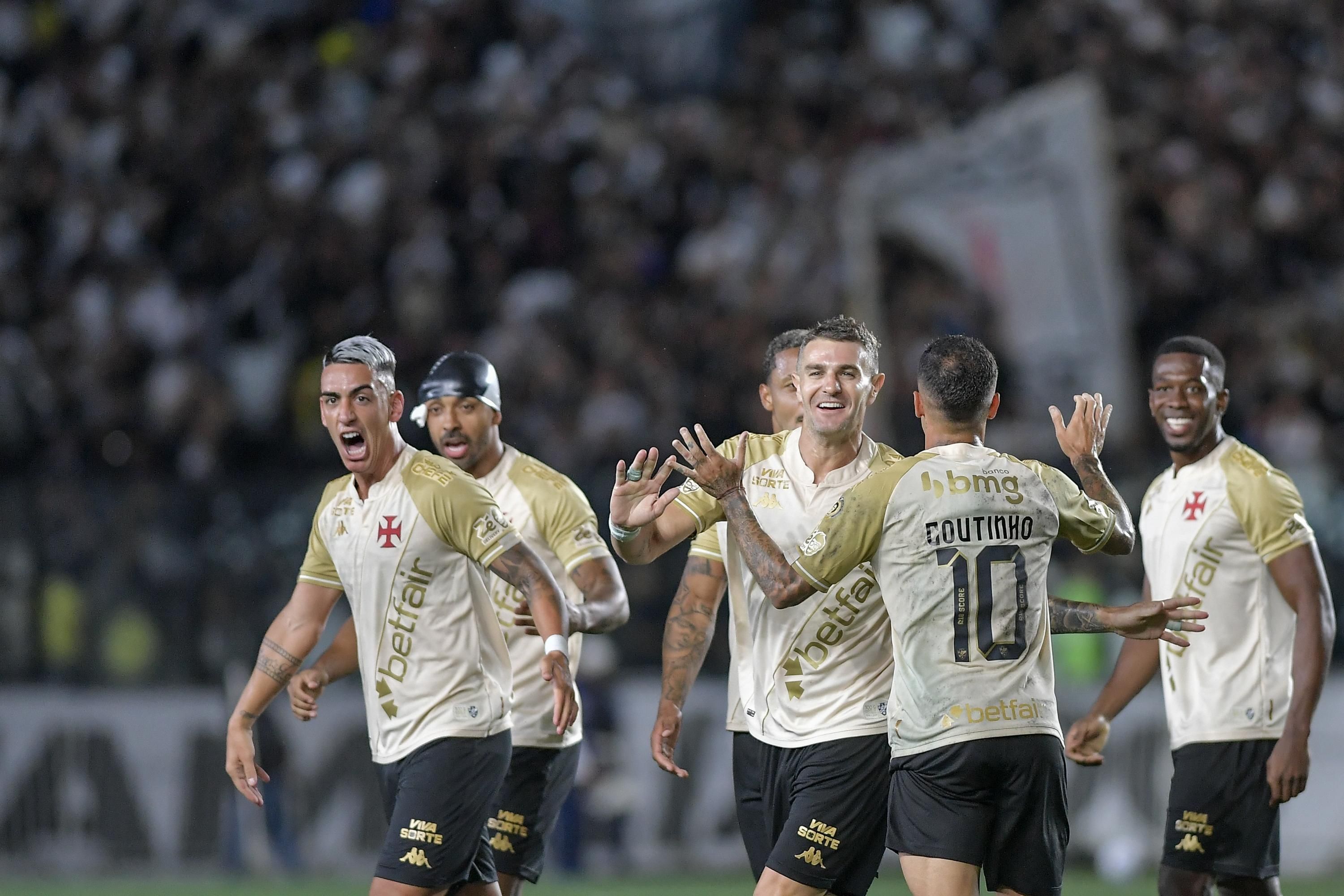 Vasco vira sobre o Bahia, volta a vencer em São Januário e se afasta do Z4