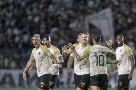 Jogadores do Vasco comemoram gol marcado diante do Vasco