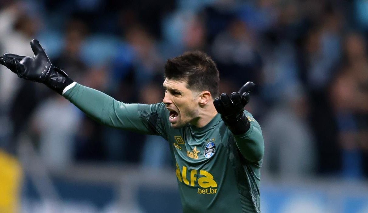 Tiago Volpi, do Grêmio, marca novo gol de pênalti contra o Botafogo