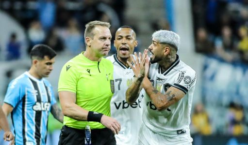 Lucas Torezin assinalou pênalti para o Grêmio por toque no braço de Marlon Freitas, do Botafogo