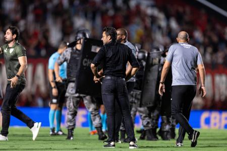 Alberto Valentim se revoltou com a arbitragem ao final da partida entre Atlético-GO e América