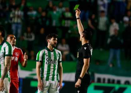 Gabriel Taliari levou o terceiro cartão amarelo e desfalca o Juventude contra o Atlético