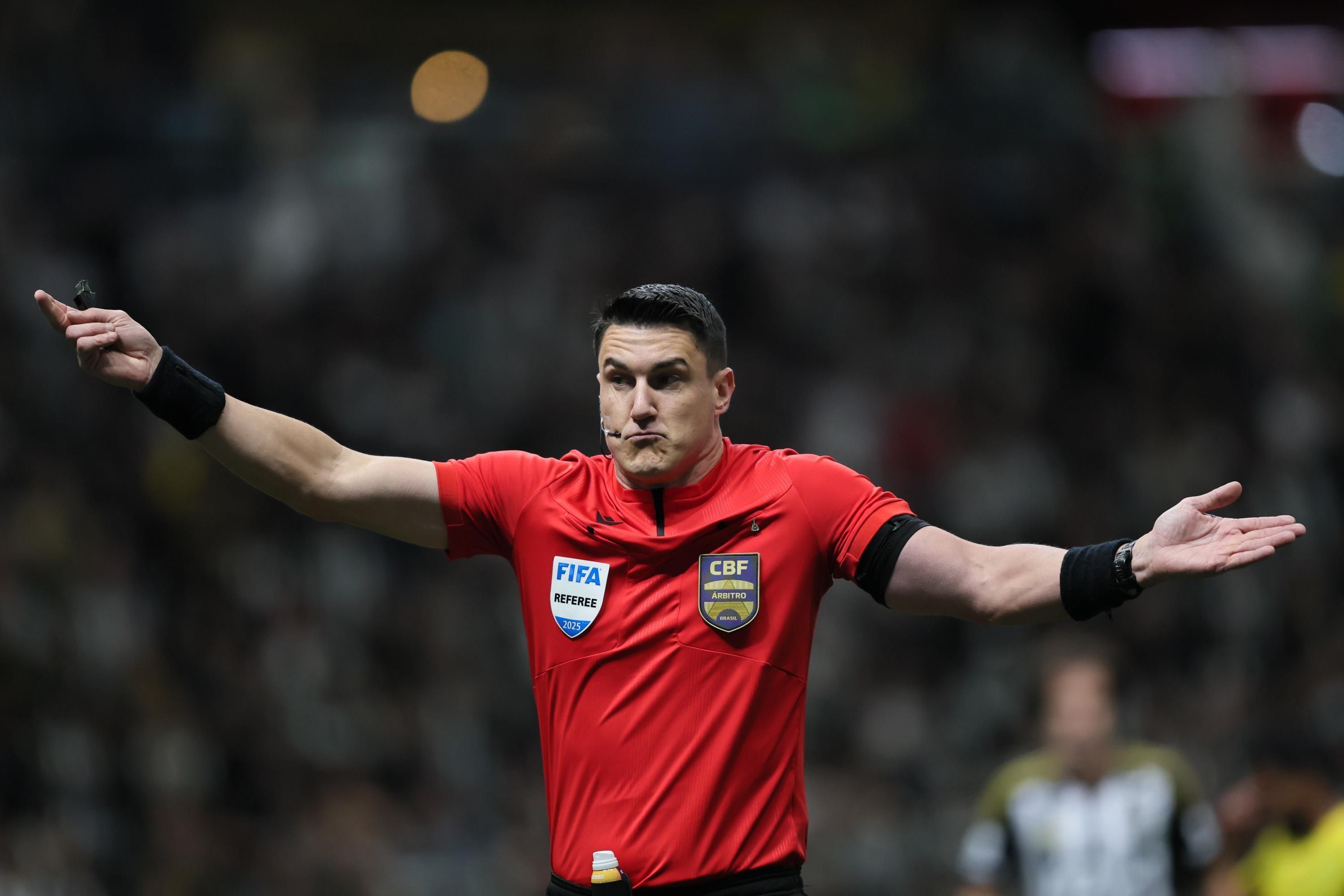 Árbitro revela por que deu cartão amarelo a Hulk em Atlético x Mirassol