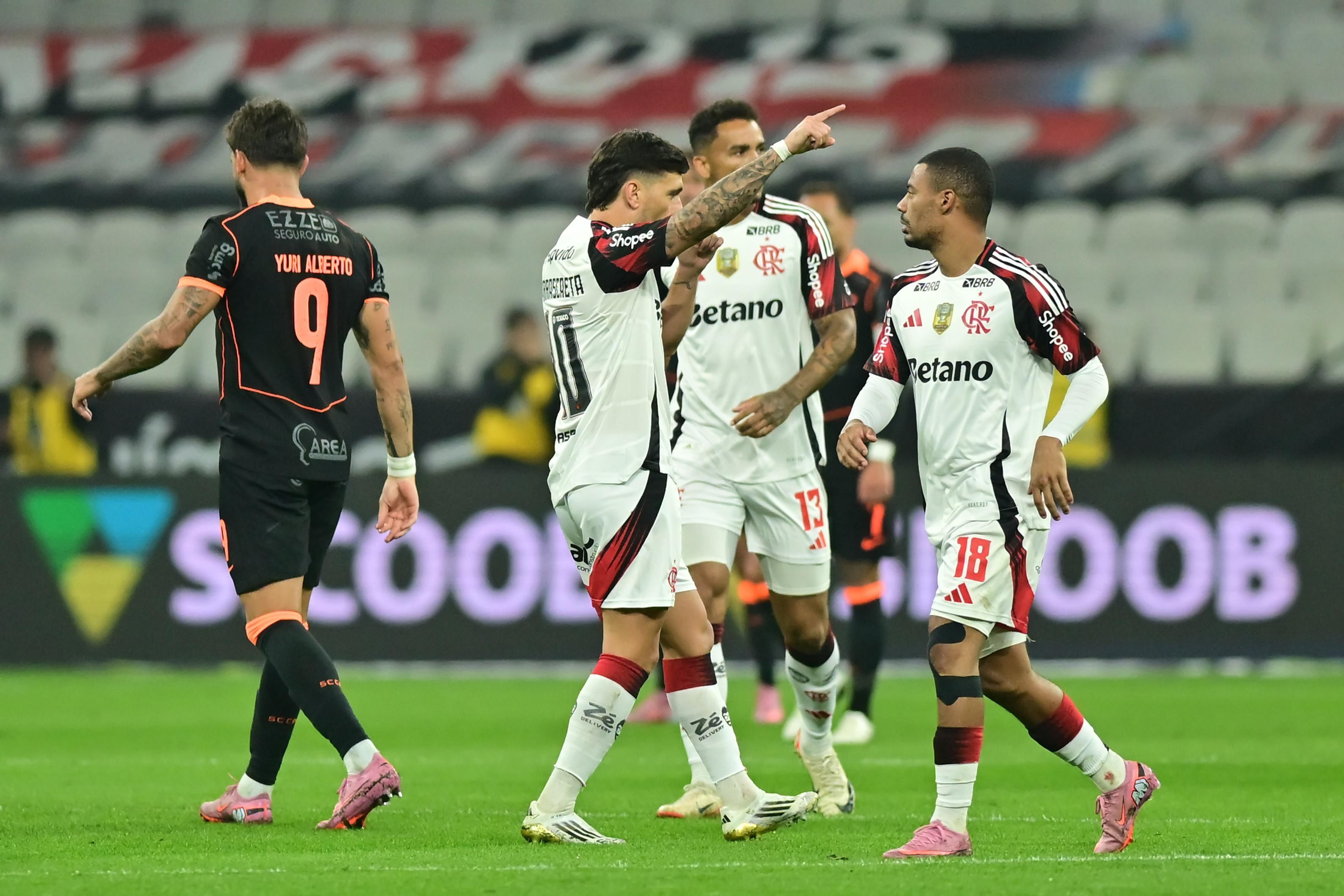 Flamengo vira sobre o Corinthians e aumenta vantagem na ponta do Brasileiro