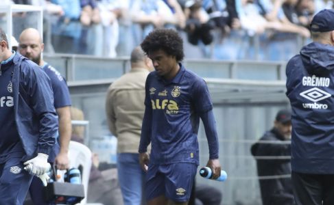 Willian foi substituído no Grêmio contra o Vitória e teve lesão diagnosticada