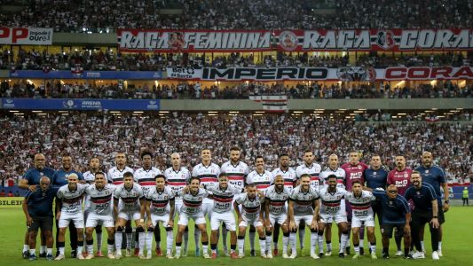 Elenco do Santa Cruz posa para foto em jogo de ida da final da Série D, na Arena de Pernambuco