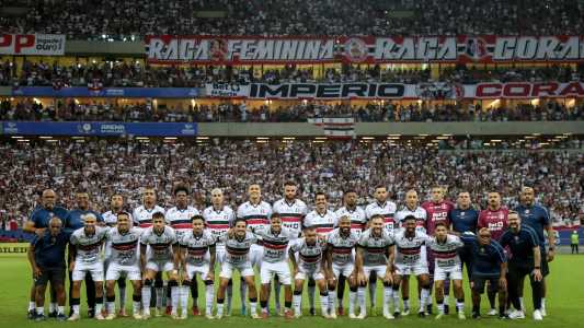 Elenco do Santa Cruz posa para foto em jogo de ida da final da Série D, na Arena de Pernambuco