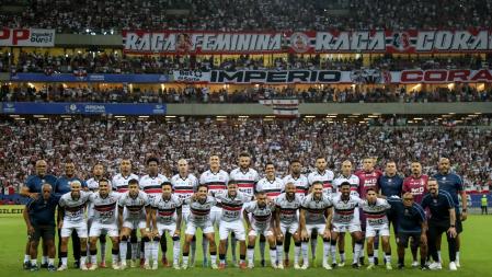 Elenco do Santa Cruz posa para foto em jogo de ida da final da Série D, na Arena de Pernambuco