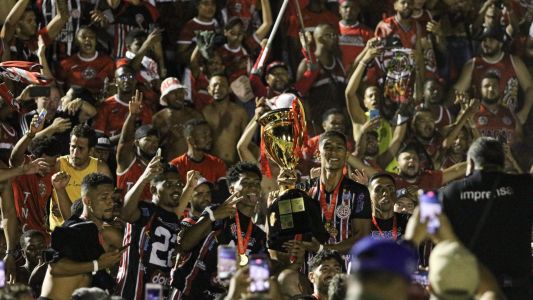 Jogadores do Atlético-BA posam com a taça do Campeonato Baiano de 2022
