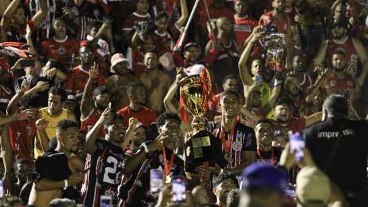 Jogadores do Atlético-BA posam com a taça do Campeonato Baiano de 2022